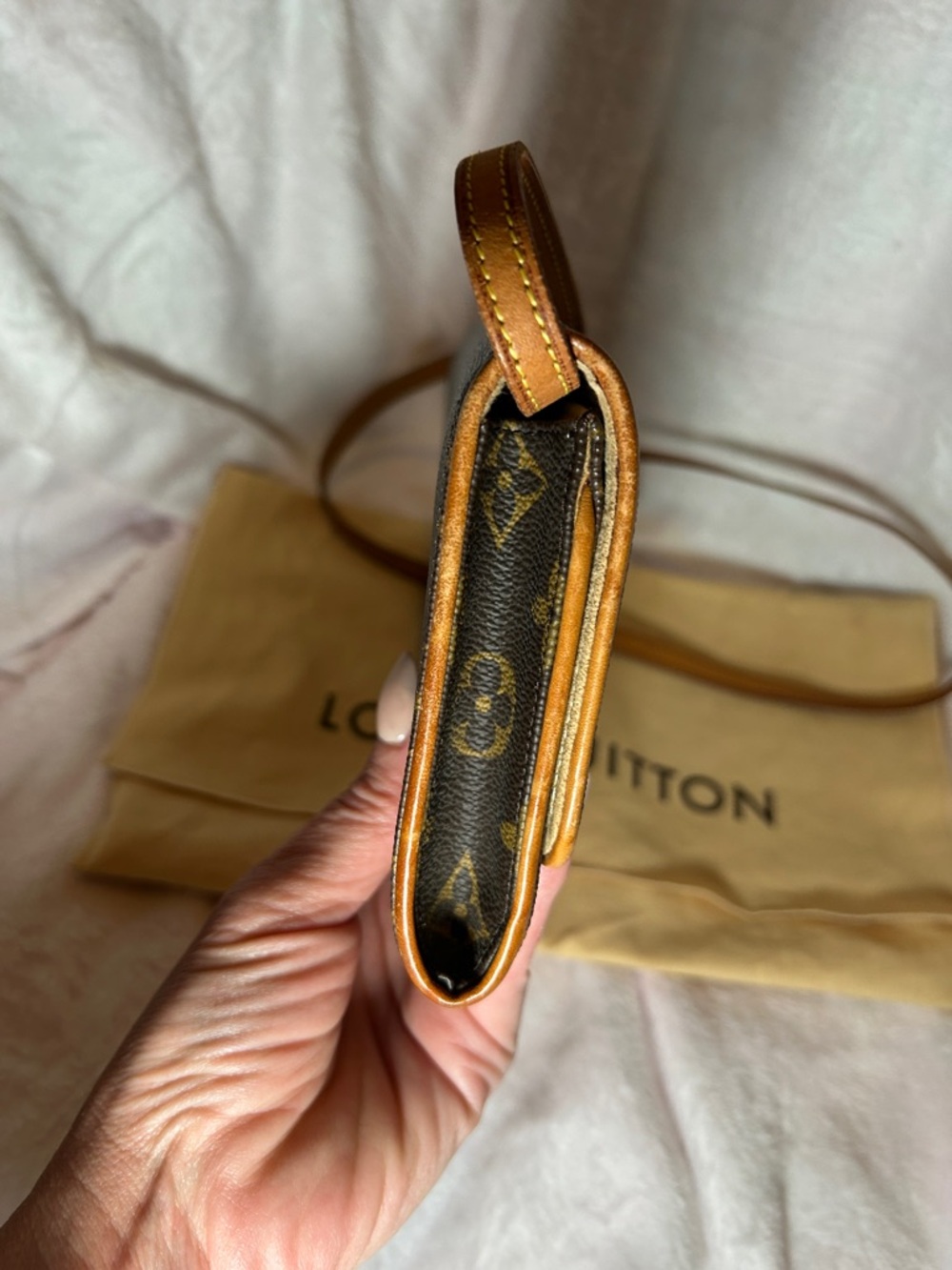 381. Louis Vuitton Monogram Pochette Twin GM w/coa - Picture 4 of 13